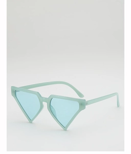 Detailansicht der mintgrünen Dreiecks-Sonnenbrille mit hellblauen Gläsern im 45-Grad-Winkel
