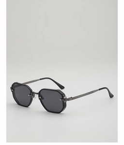 Détail de lunettes de soleil polygonales rétro avec branches texturées et verres foncés
