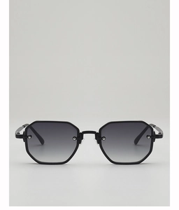 Vue de face de lunettes de soleil octogonales en métal noir avec verres dégradés gris
