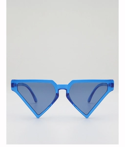Makroansicht der Dreieck-Sonnenbrille mit hellblauem Rahmen und dunklen Gläsern