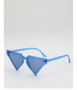 Makroaufnahme der lichtdurchlässigen blauen Dreiecks-Sonnenbrille mit Harzrahmen