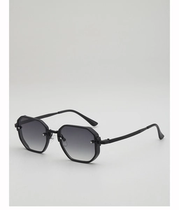 Détail de lunettes de soleil polygonales en métal noir avec verres dégradés gris