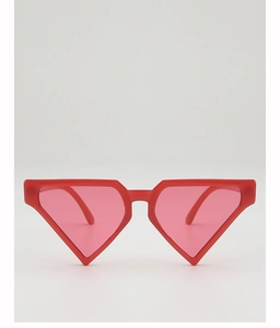 Detailansicht der roten Dreieck-Sonnenbrille mit rosa Gläsern für Partys und Urlaub