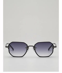 Vue détaillée de lunettes de soleil octogonales en métal avec verres gris dégradés et monture
