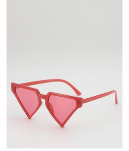 Detail von pinker Dreieck-Sonnenbrille mit geometrischem Y2K-Rahmen für Strand und Party