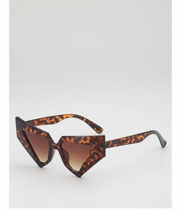 Side view of tortoise shell geometric diamond frame sunglasses with gradient brown lenses