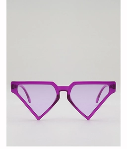 Detailaufnahme der lila Dreieck-Sonnenbrille mit hochwertigem Harzrahmen und UV-Schutz