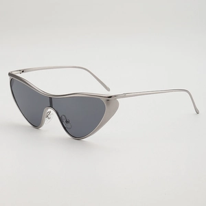 Lunettes de soleil cat-eye futuristes avec monture en métal argenté et verres gris