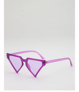 Detailaufnahme einer lila Dreieck-Sonnenbrille mit transparentem Rahmen für Partys