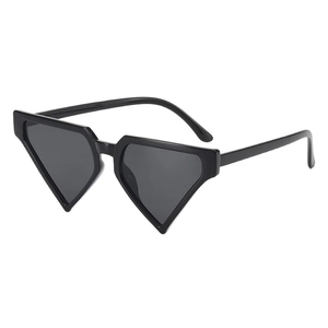 Klassische schwarze Sonnenbrille in Dreiecksform mit dunkelgrauen Gläsern und breiten Bügeln