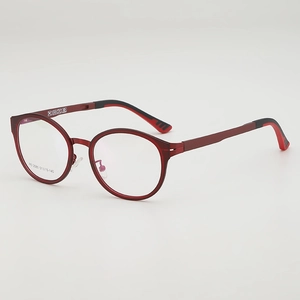 Monture de lunettes ronde rouge foncé avec branches antidérapantes rayées rouges et noires