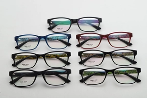Vue détaillée des lunettes carrées en TR90 avec motifs graffiti colorés sur les branches