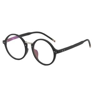 Classic round frame glasses in matte black with metal bridge and signature striped tips