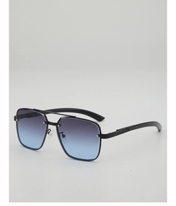 Détail de lunettes aviateur sans monture avec verres dégradés violet-bleu et double pont