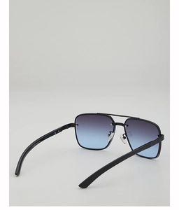 Détail de lunettes de soleil aviateur en métal noir mat avec verres dégradés bleus