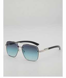 Détail du double pont en métal argenté et verres dégradés bleus sur lunettes aviateur