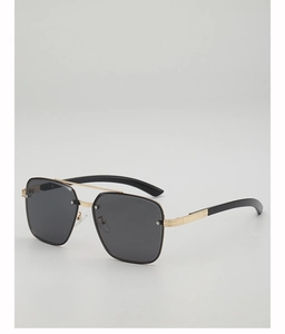 Détail de lunettes aviateur rétro avec double pont en métal et verres gris sans monture