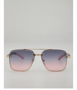 Détail de lunettes aviateur en métal doré avec verres dégradés violets et pont double
