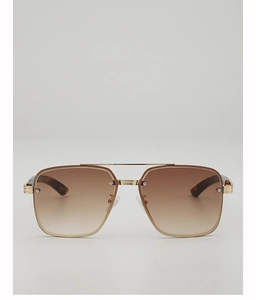 Détail de lunettes aviateur dorées avec double pont et verres dégradés marron