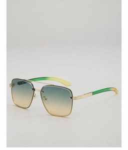 Détail de lunettes aviateur carrées avec verres dégradés et monture dorée à double pont