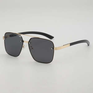 Lunettes de soleil aviateur avec monture en métal doré et verres gris foncé