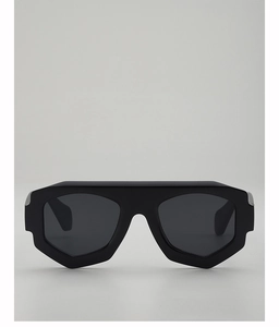 Vue de face de lunettes de soleil géométriques noires avec monture épaisse en résine