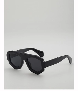 Vue détaillée des lunettes de soleil noires géométriques avec une monture épaisse moderne