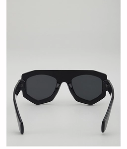 Vue détaillée de la monture noire géométrique des lunettes de soleil avec charnières