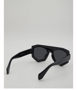 Vue détaillée des lunettes de soleil géométriques noires montrant le numéro de modèle 3965