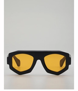 Vue frontale de lunettes de soleil géométriques à monture noire et verres jaunes