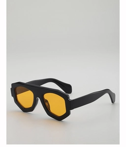 Détail de lunettes de soleil tendance à dessus plat avec monture noire et verres orange