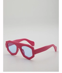 Vue détaillée latérale de lunettes de soleil roses à monture irrégulière et verres bleus