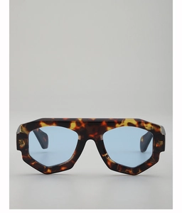 Détail de lunettes de soleil à dessus plat avec monture écaille et verres bleus