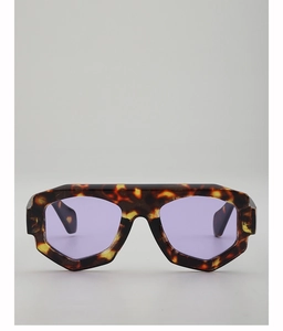 Détail de lunettes de soleil géométriques écaille de tortue à verres violets clairs