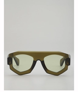 Détail de lunettes de soleil géométriques avec monture plate et vert olive translucide