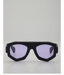 Détail de la monture hexagonale noire audacieuse avec des verres violets translucides