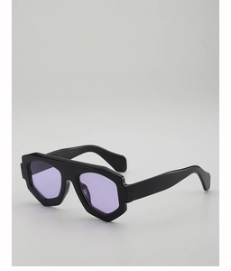 Gros plan de lunettes de soleil géométriques noires avec verres violets et monture épaisse