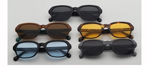 Empilement vertical de lunettes de soleil ovales rétro en plusieurs couleurs, noir et écaille