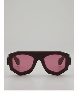 Vue détaillée de face des lunettes de soleil géométriques oversize avec monture rouge foncé