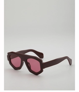 Détail de lunettes de soleil à dessus plat avec monture épaisse et verres teintés roses
