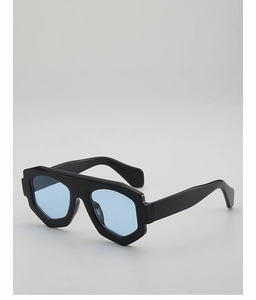 Vue détaillée de lunettes de soleil géométriques noires avec des verres bleu clair