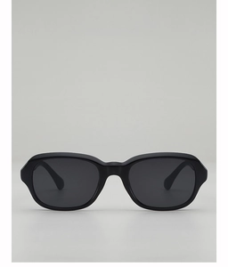 Vue détaillée de lunettes de soleil noires à monture épaisse avec verres gris polarisés