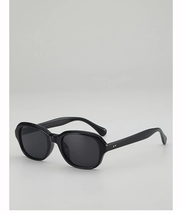Gros plan détaillé de lunettes de soleil ovales rétro noires avec monture et rivets polis