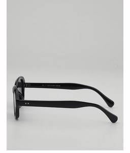 Détail de lunettes de soleil noires surdimensionnées avec numéro de modèle et spécifications