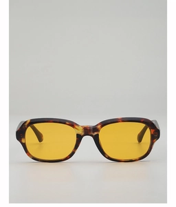 Détail de lunettes de soleil rétro avec monture écaillée et verres jaunes vifs