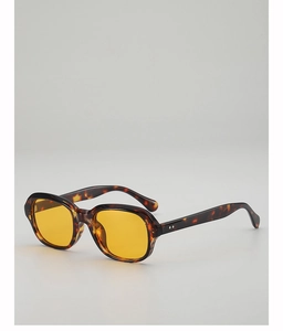 Détail de lunettes de soleil écaillées avec verres jaunes et rivets métalliques