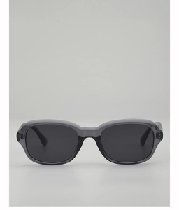 Vue détaillée de la monture gris foncé translucide et verres noirs de lunettes de soleil