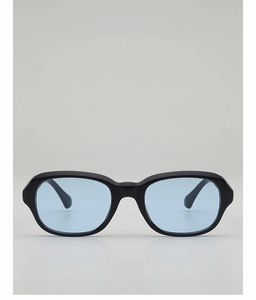Détail de lunettes de soleil rétro monture noire avec verres bleu clair