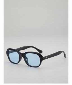 Vue détaillée de lunettes de soleil vintage noires avec des verres bleu clair chic