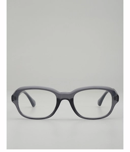 Détail de lunettes de soleil carrées gris foncé avec plaquettes de nez intégrées